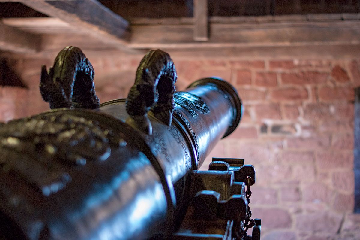 Cannon located in the large bastion of the Haut Koenigsbourg castle