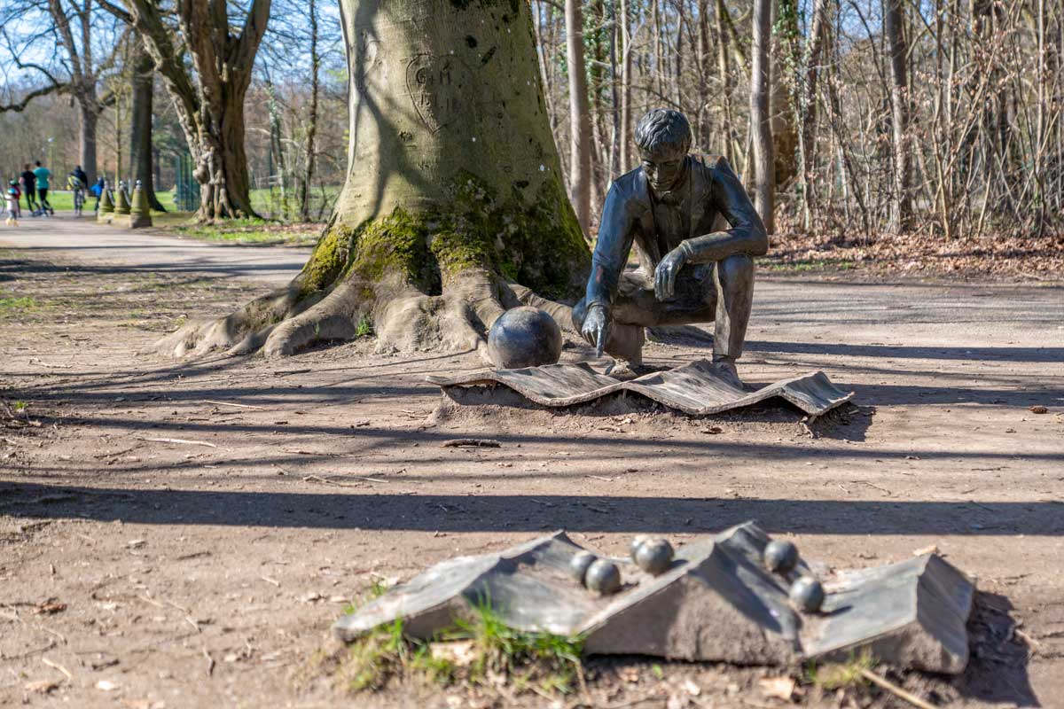 strange sculptures in parc du pourtalès