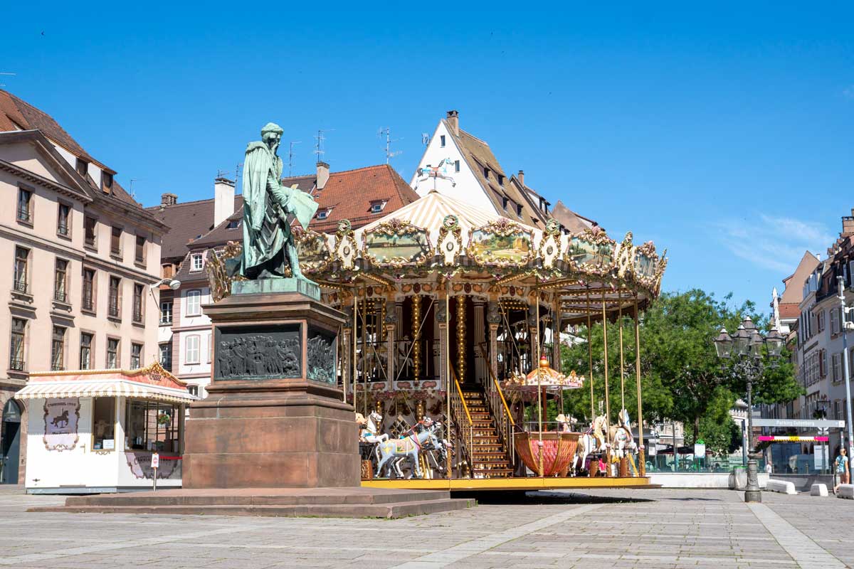 Place Gutenberg with a merry-go-round and a statue