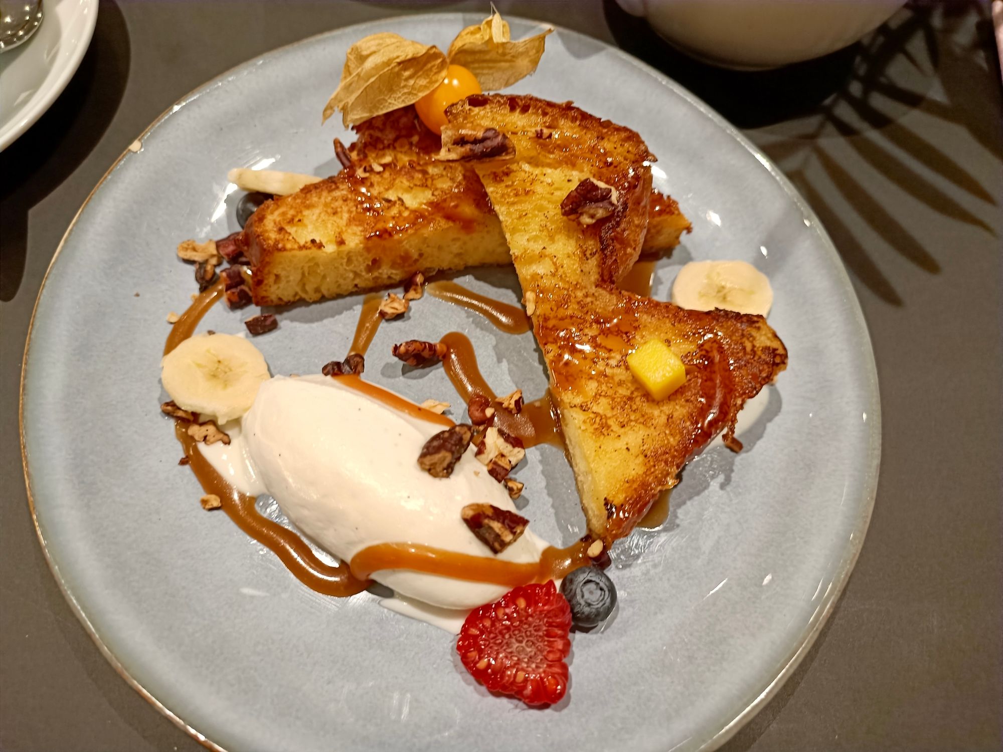 Pain perdu with hazelnut slivers and fruits