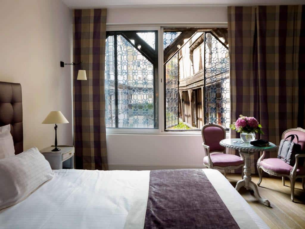 Bedroom in Hotel La Cour du Corbeau