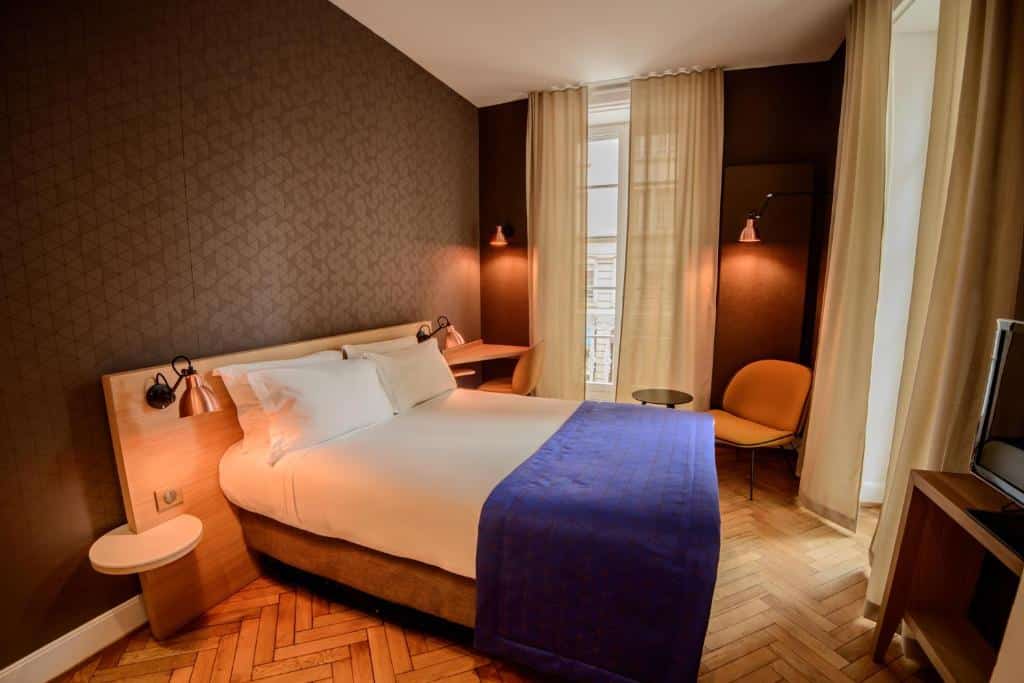 Colorful hotel room in violet and orange in Strasbourg