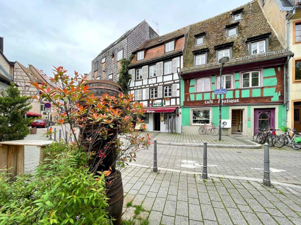 Front of the Omnino coffee shop in Strasbourg's Krutenau district in an Alsatian house.