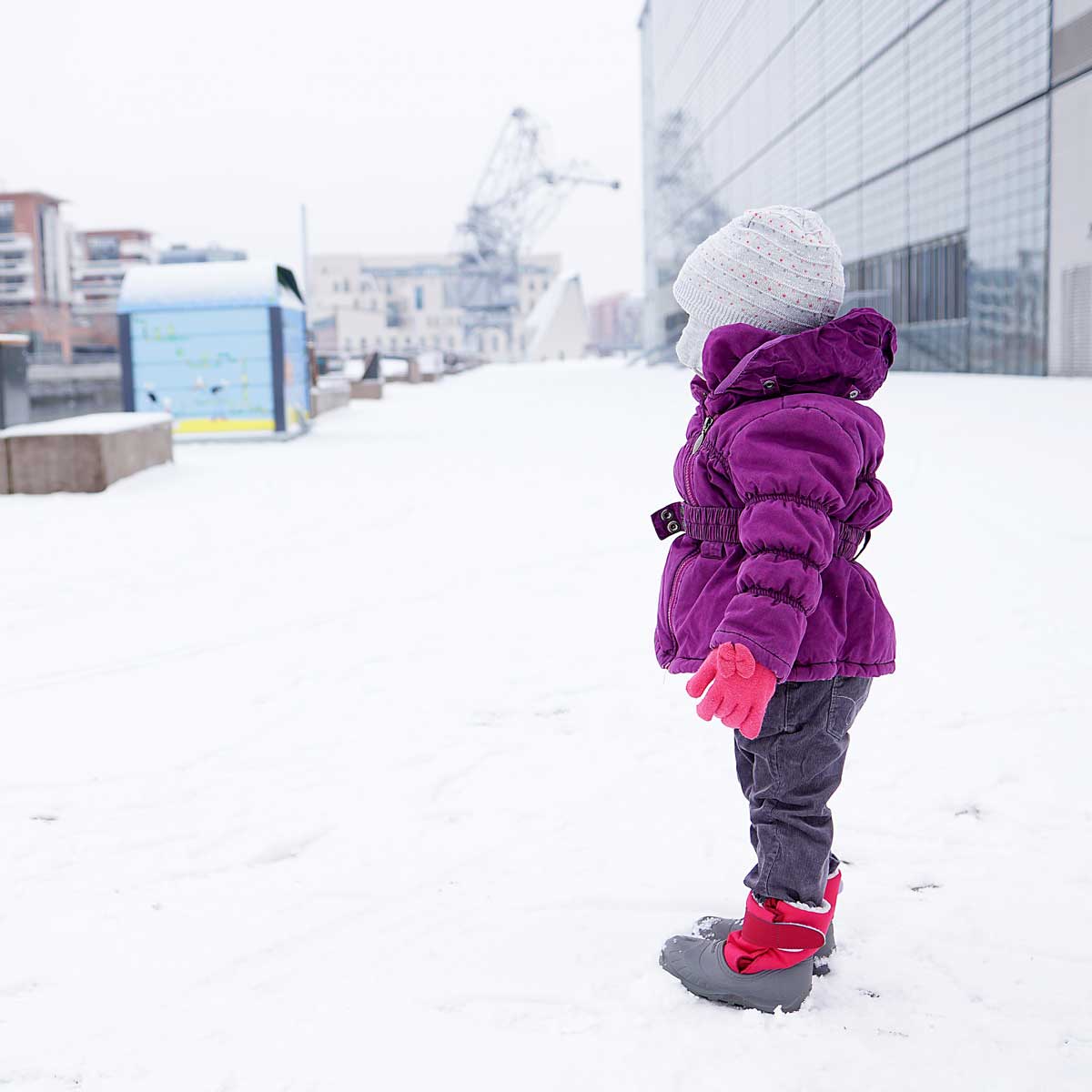 Kid near Rivétoile shopping center when it is snowy