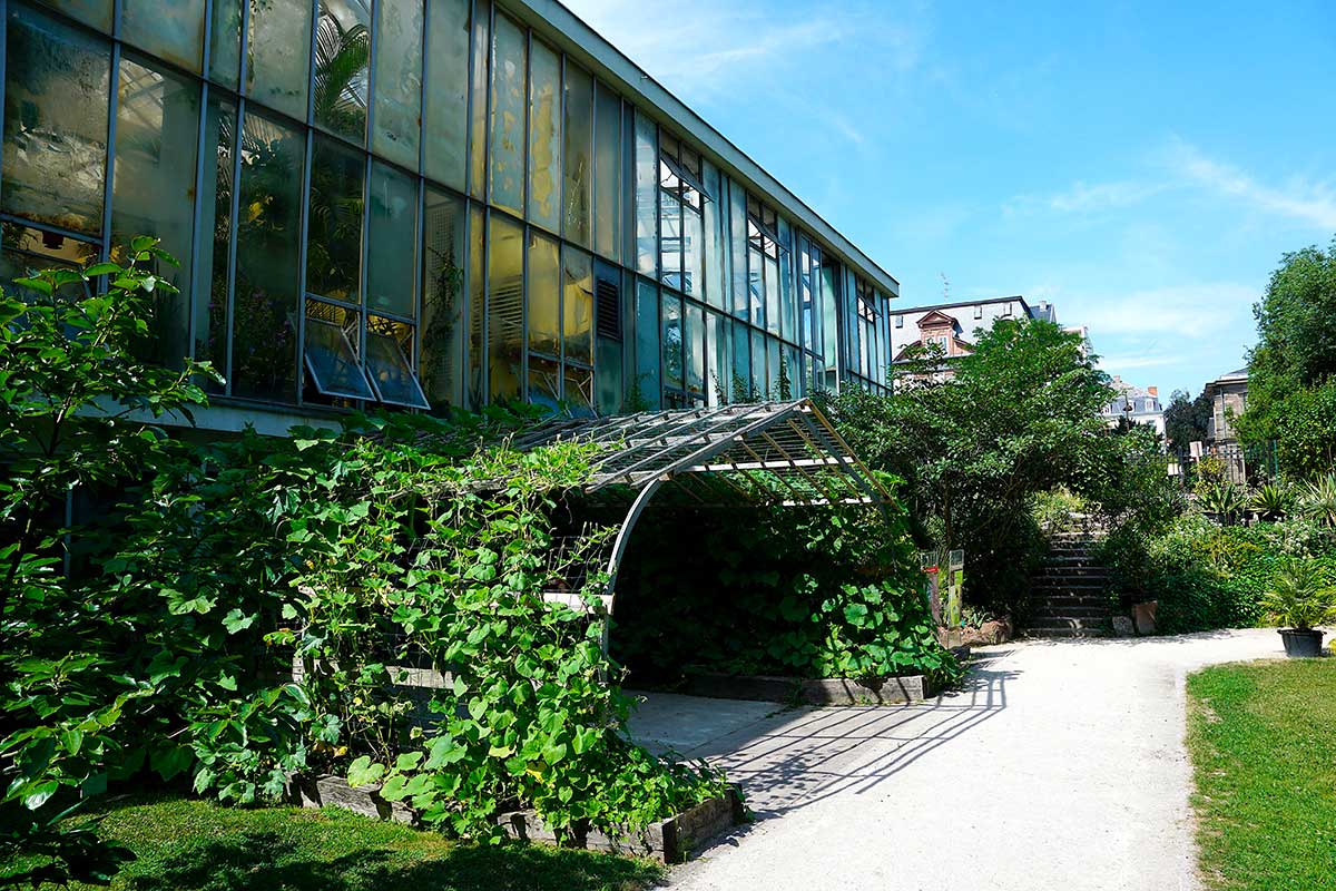 Entry of the botanical garden in the University district